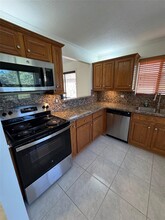 213 Lakeview Dr in Weston, FL - Building Photo - Building Photo