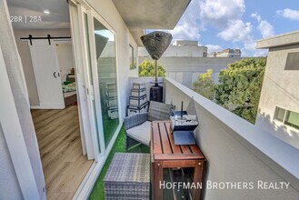 121 Croft Ave, Unit 308 in Los Angeles, CA - Foto de edificio - Building Photo