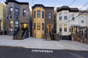 821 18th St in Union City, NJ - Building Photo