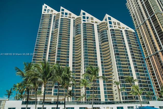 17555 Collins Ave, Unit 1107 in Sunny Isles Beach, FL - Foto de edificio