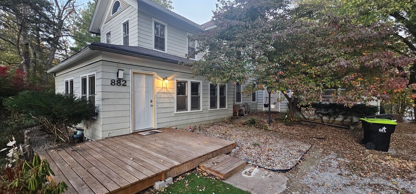 882 Locust Dr in Roanoke, IN - Building Photo