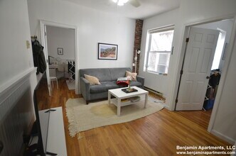 5 Cleveland Pl, Unit 8 in Boston, MA - Foto de edificio - Building Photo