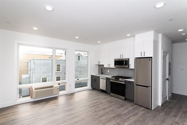 396 Summit Ave in Jersey City, NJ - Building Photo - Building Photo