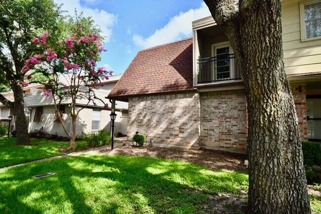 4404 Basswood Ln in Bellaire, TX - Building Photo - Building Photo