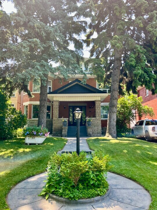7 High Park Blvd in Toronto, ON - Building Photo
