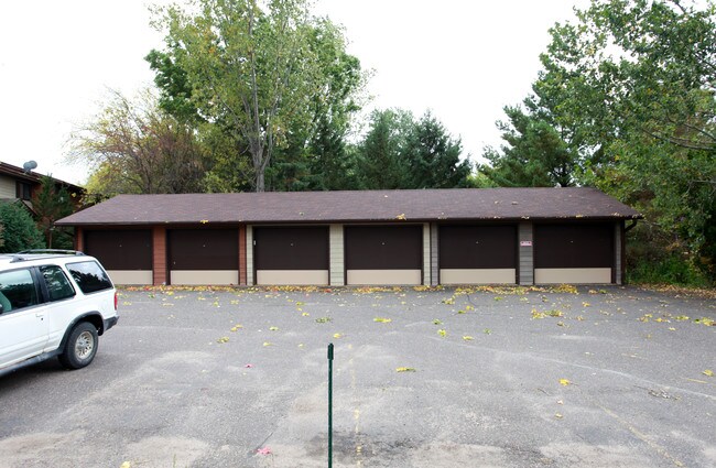 468 W Johnson St in River Falls, WI - Foto de edificio - Building Photo