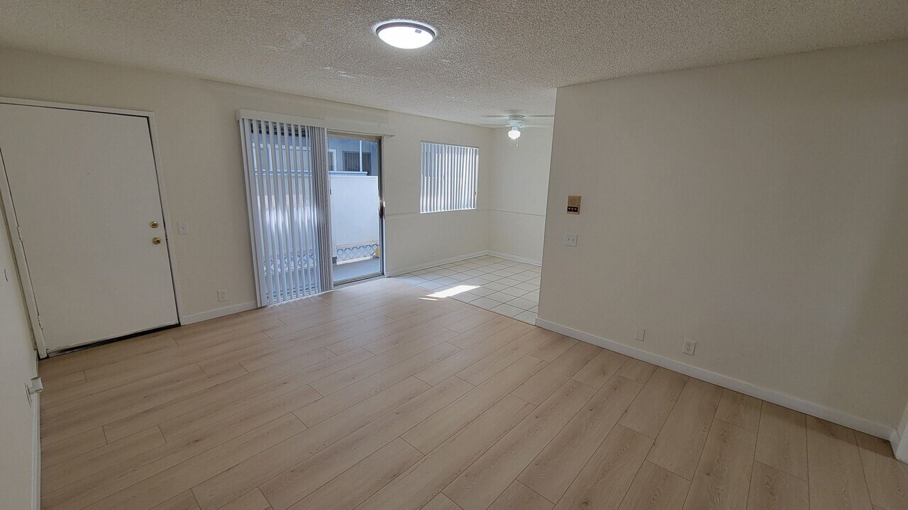 11007 Hartsook St in Los Angeles, CA - Building Photo