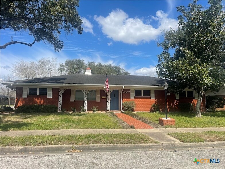 2302 E Locust Ave, Unit #2 in Victoria, TX - Building Photo