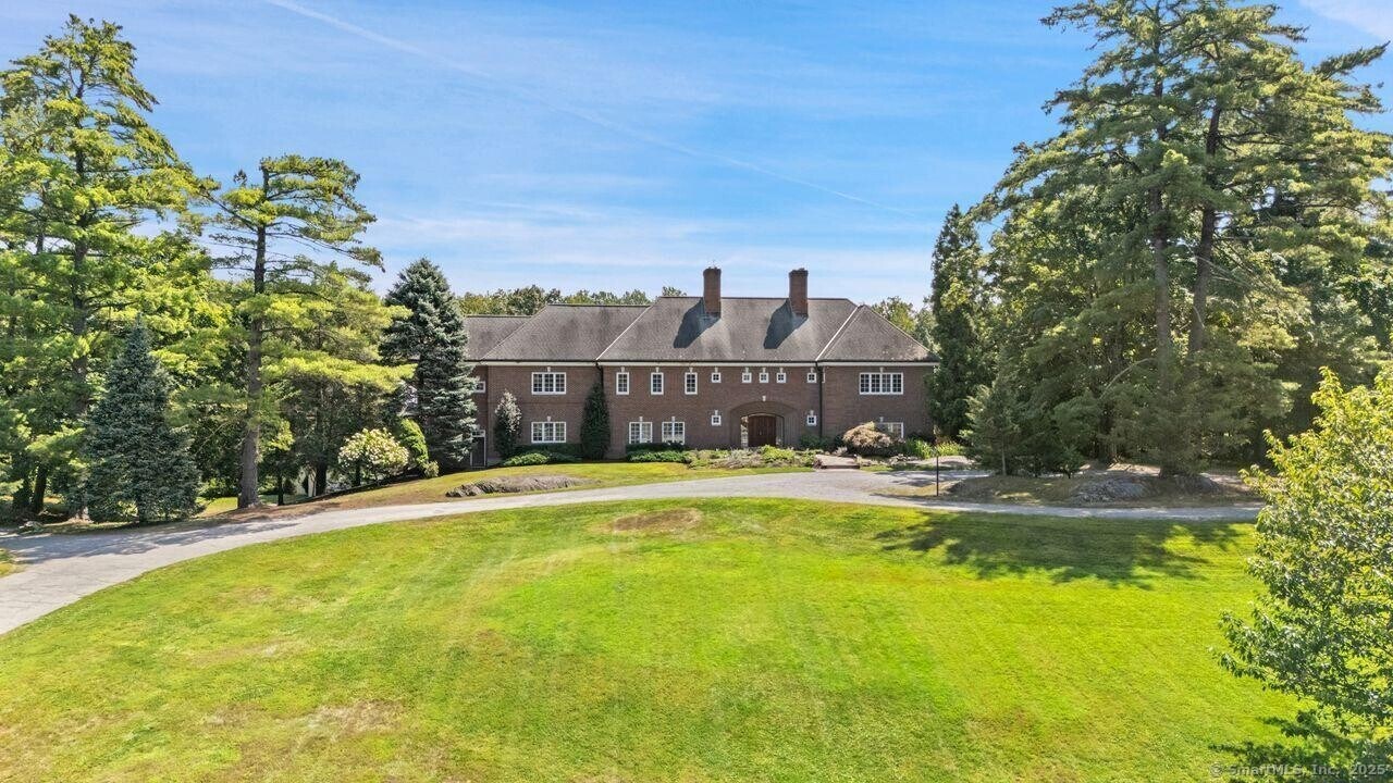 229 Stanwich Rd in Greenwich, CT - Building Photo