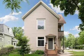 327 5th St SE in Minneapolis, MN - Building Photo - Building Photo