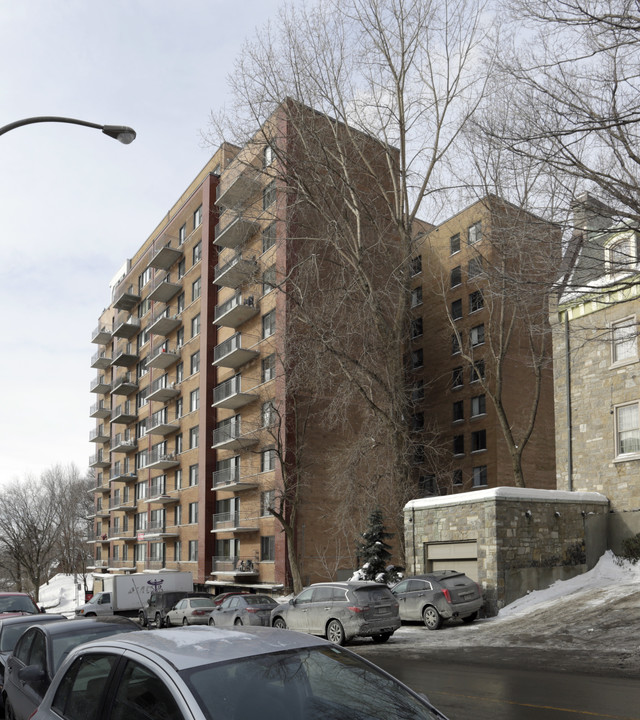 The Cedar Plaza in Montréal, QC - Building Photo