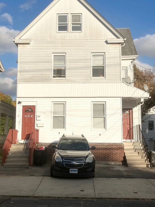 209-211-211 Caroline St in Derby, CT - Building Photo