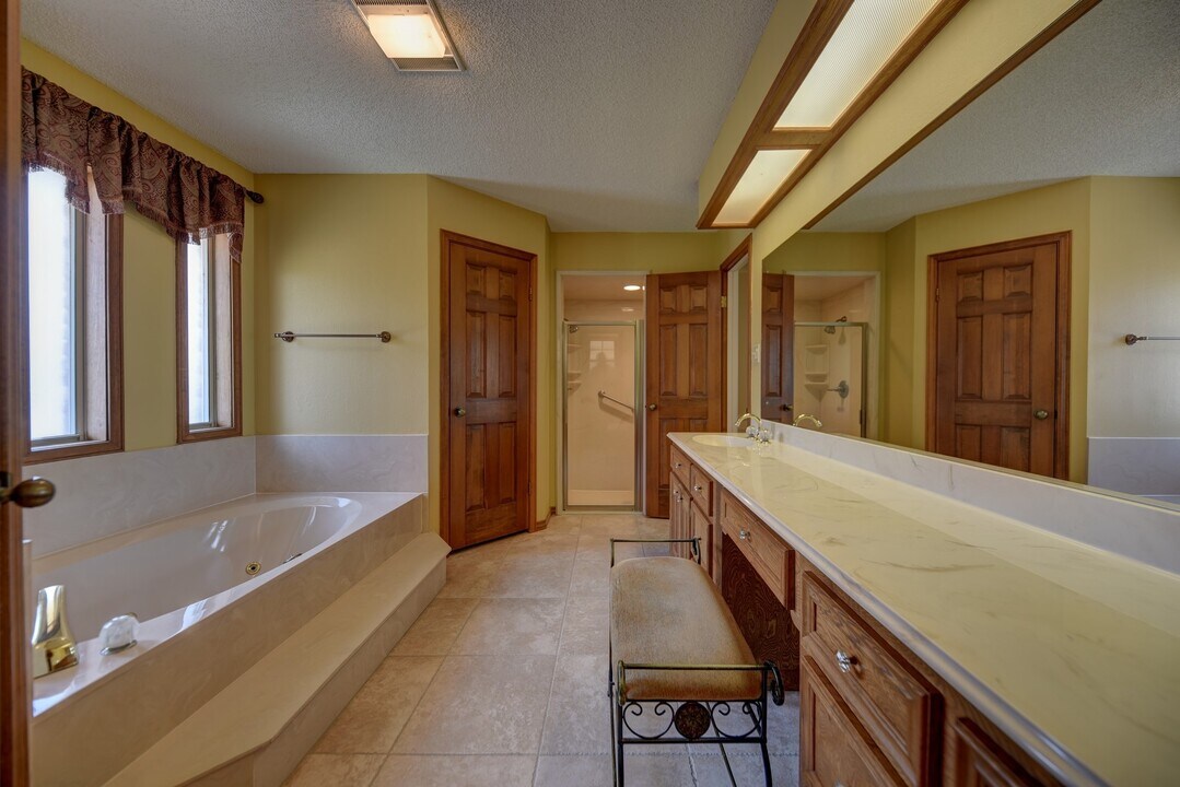 128 Douglas Dr in Bellville, TX - Building Photo