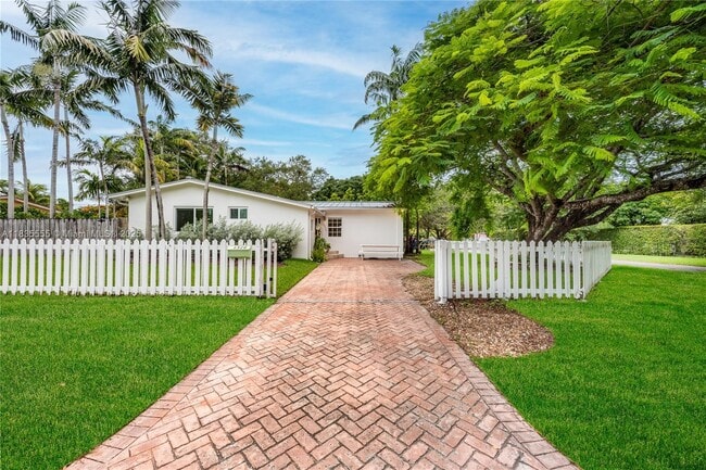 6520 SW 76th St in South Miami, FL - Building Photo - Building Photo