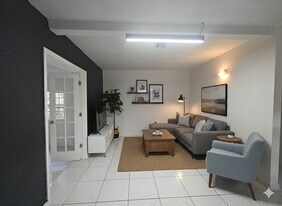 76 NE 170th St in North Miami Beach, FL - Building Photo