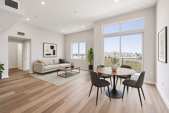 748 S Irolo in Los Angeles, CA - Foto de edificio - Building Photo