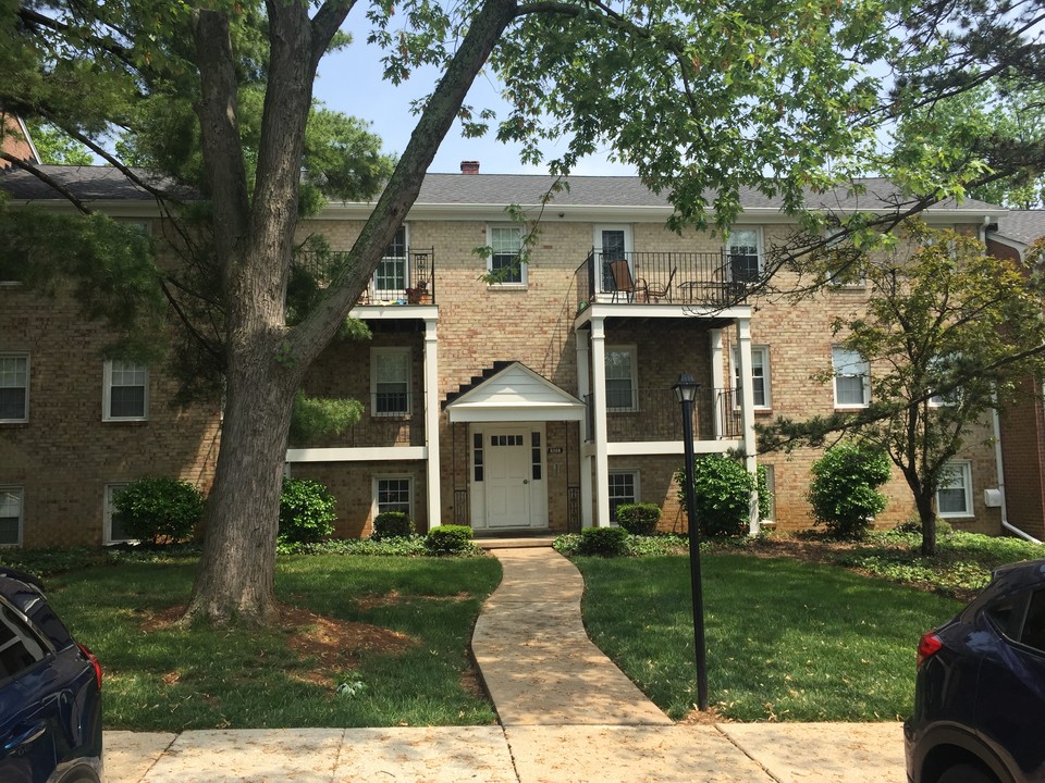 Holly House Apartments in Catonsville, MD - Building Photo