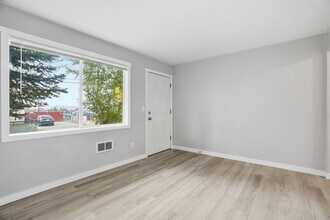 547 E Fairview Ave in Spokane, WA - Foto de edificio - Building Photo