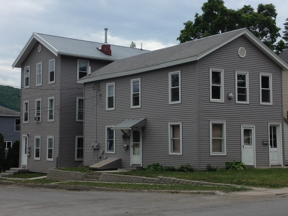 111 Spring St in Cobleskill, NY - Foto de edificio