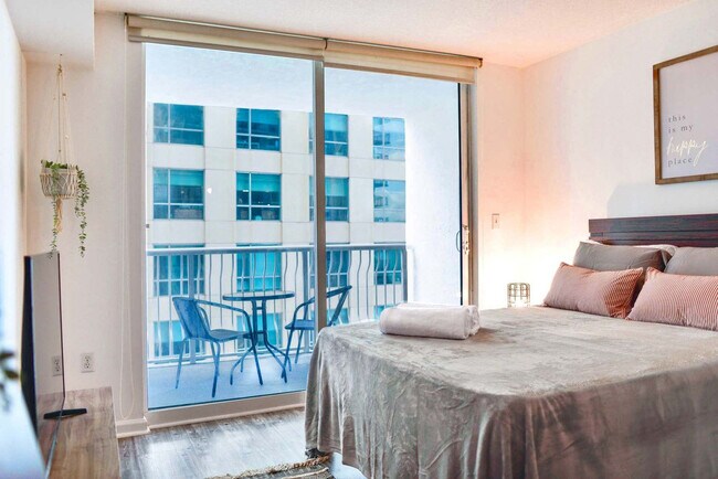 1200 Brickell Bay Dr in Miami, FL - Building Photo - Building Photo