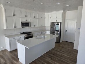 2046 W Lydia Ln in Syracuse, UT - Building Photo - Building Photo