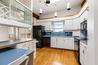 1006 N 36th St in Renton, WA - Building Photo - Building Photo