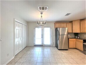 205 College St in Hutto, TX - Foto de edificio - Building Photo