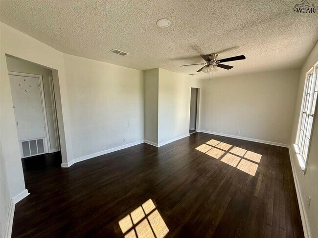 1034 Hirschi Ln in Wichita Falls, TX - Building Photo - Building Photo