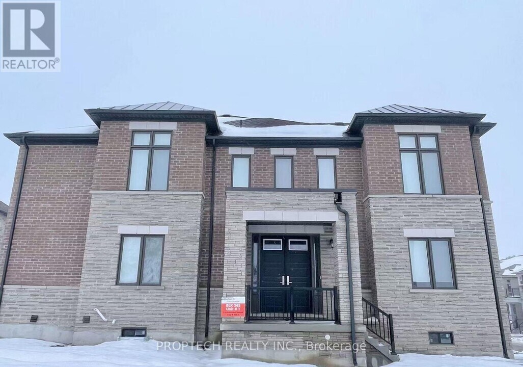 2 Schmeltzer Cres in Richmond Hill, ON - Building Photo