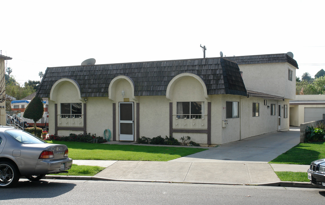 1344 E Windsor Rd in Glendale, CA - Building Photo