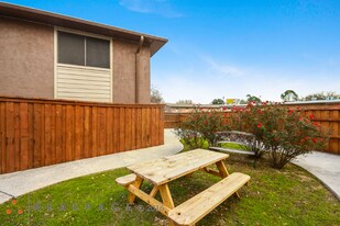 1801 S Fielder Rd in Arlington, TX - Building Photo