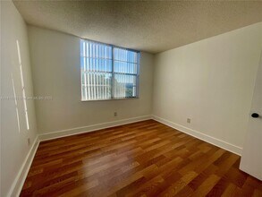 492 NW 165th St in Miami, FL - Foto de edificio - Building Photo