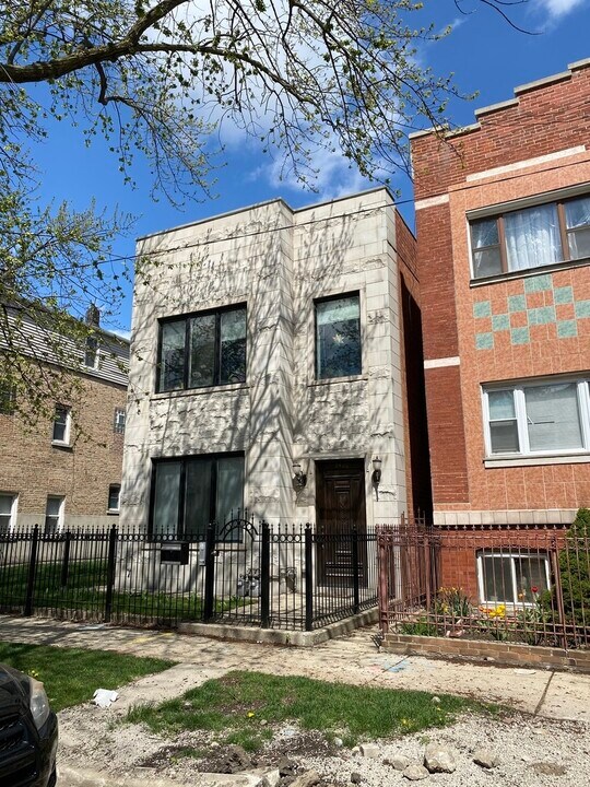 2426 W Erie St in Chicago, IL - Building Photo