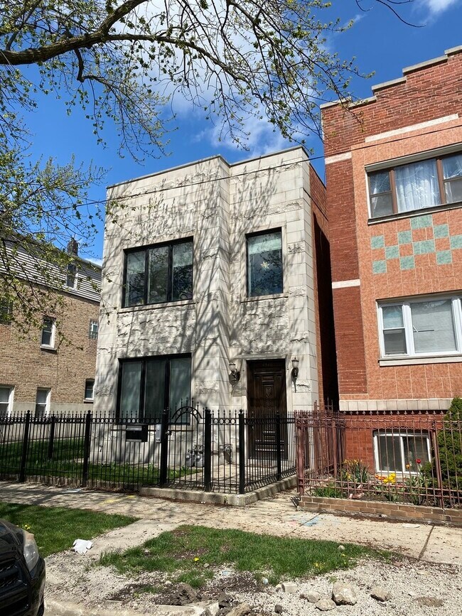 property at 2426 W Erie St