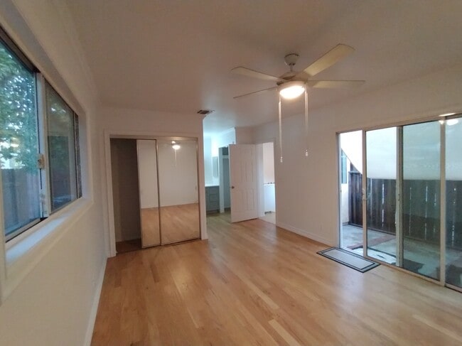 6943 Balcom Ave in Los Angeles, CA - Foto de edificio - Building Photo