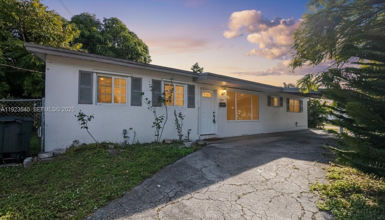 601 SW 64th Pkwy in Pembroke Pines, FL - Building Photo