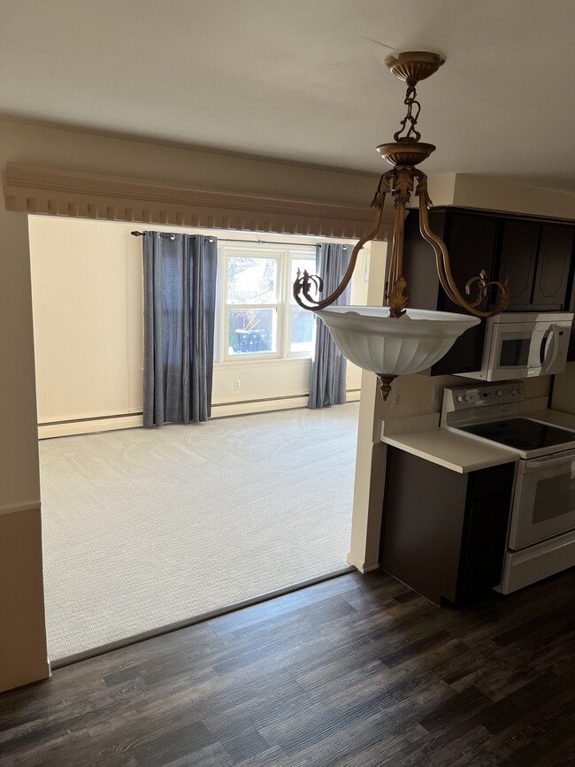 17060 E 11 Mile Rd, Unit #7 in Roseville, MI - Foto de edificio - Building Photo