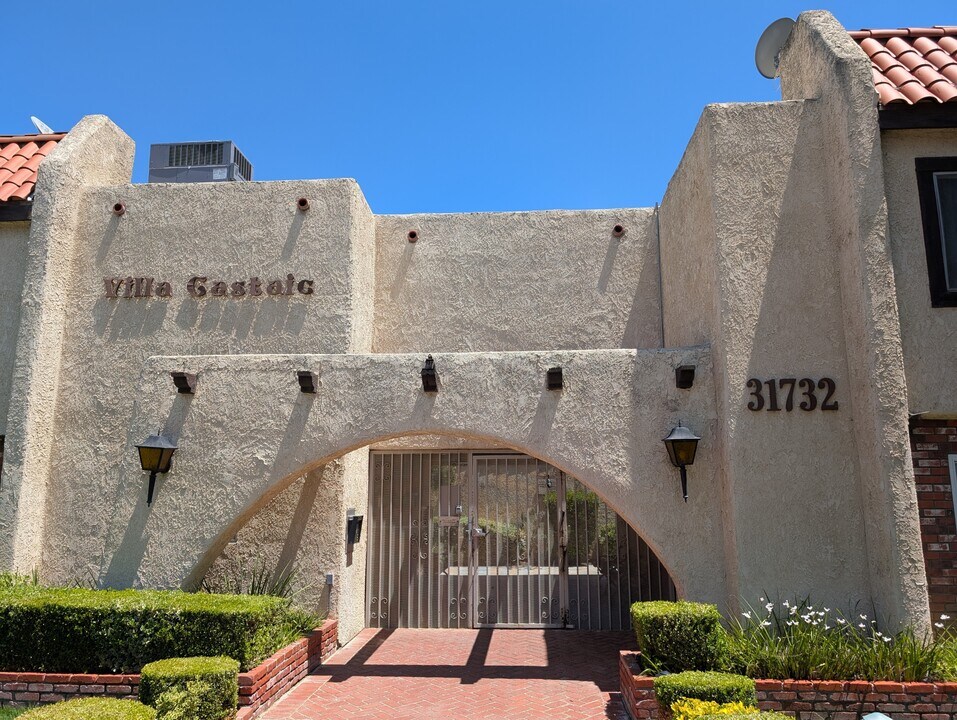 31732 Ridge Rte Rd in Castaic, CA - Building Photo