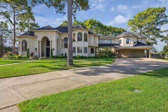 600 Royal Oaks Dr in Friendswood, TX - Building Photo - Building Photo