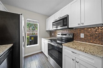 9942 Ashburn Lake Dr in Tampa, FL - Foto de edificio - Building Photo