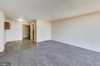 4 Monroe St in Rockville, MD - Building Photo - Building Photo