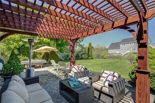 66 McCorrie Ln in Portsmouth, RI - Building Photo