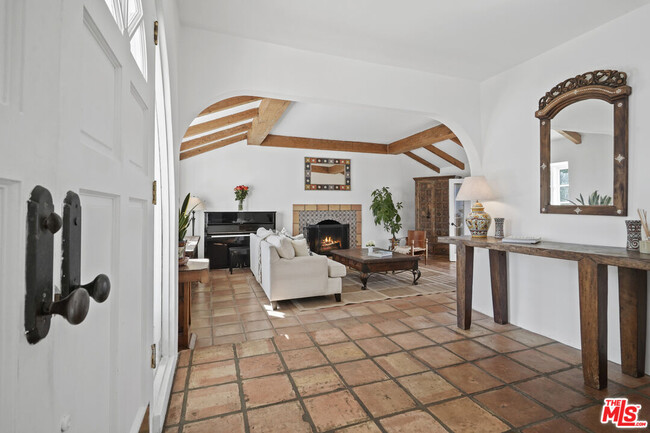 6855 Dume Dr in Malibu, CA - Foto de edificio - Building Photo