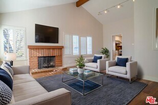 233 Longfellow St in Thousand Oaks, CA - Building Photo