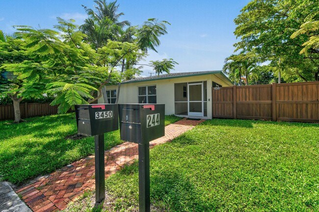 244 Greymon Dr in West Palm Beach, FL - Foto de edificio - Building Photo