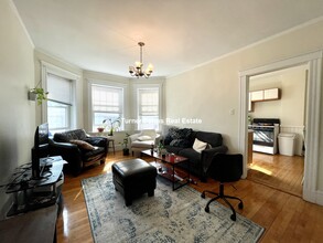 11 Centre St, Unit 7 in Cambridge, MA - Building Photo - Building Photo