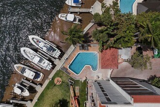 1632 S Bayshore Ct, Unit 501 in Miami, FL - Foto de edificio - Building Photo