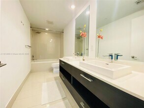 45 SW 9th St, Unit 2402 in Miami, FL - Foto de edificio - Building Photo
