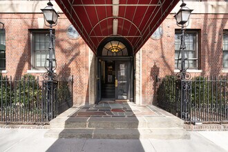345 E 68th St in New York, NY - Building Photo - Building Photo
