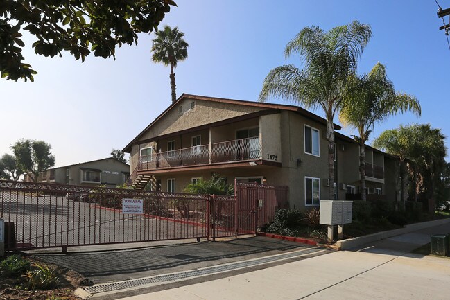 Oakdale Village in El Cajon, CA - Foto de edificio - Building Photo